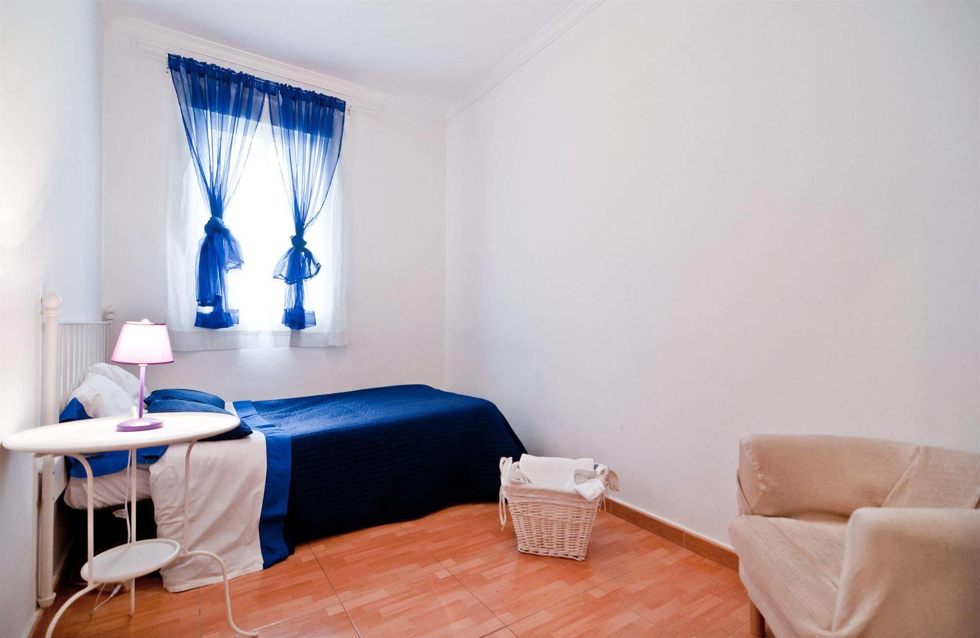 Apartamentos Aqui Me Quedo Madrid Exterior photo